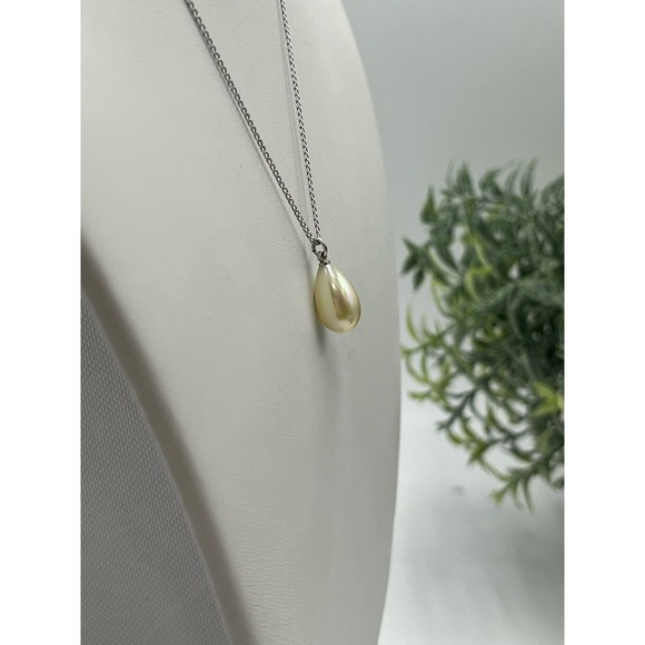 Trifari Single Teardrop Faux White
Pearl Silver Tone 16" Necklace - Picture 9 of 12
